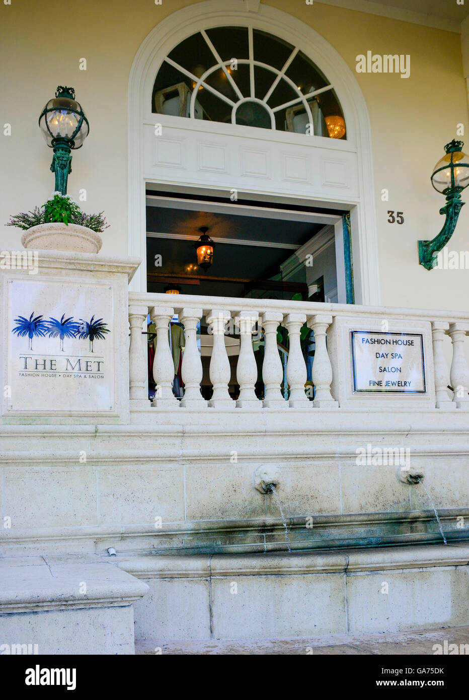 "Met", ein Modehaus, Day Spa und Salon im neoklassizistischen Baustil, Gebäude, St. Armands Circle, Sarasota, FL Stockfoto