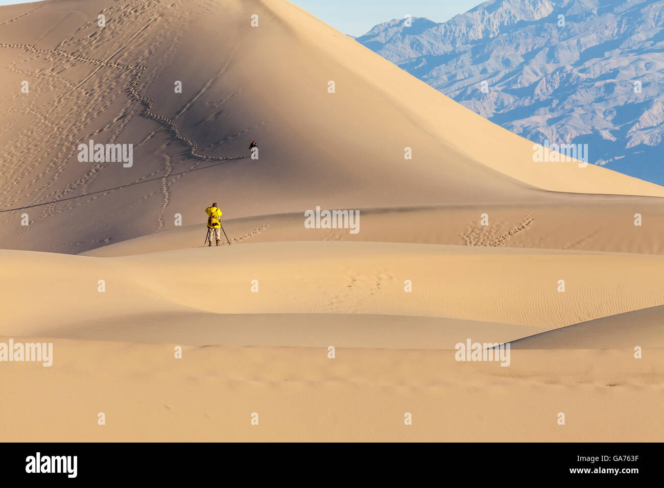 Fotografen, die Bilder von den Mesquite Sand Dunes in Death Valley Nationalpark, Kalifornien, USA Stockfoto
