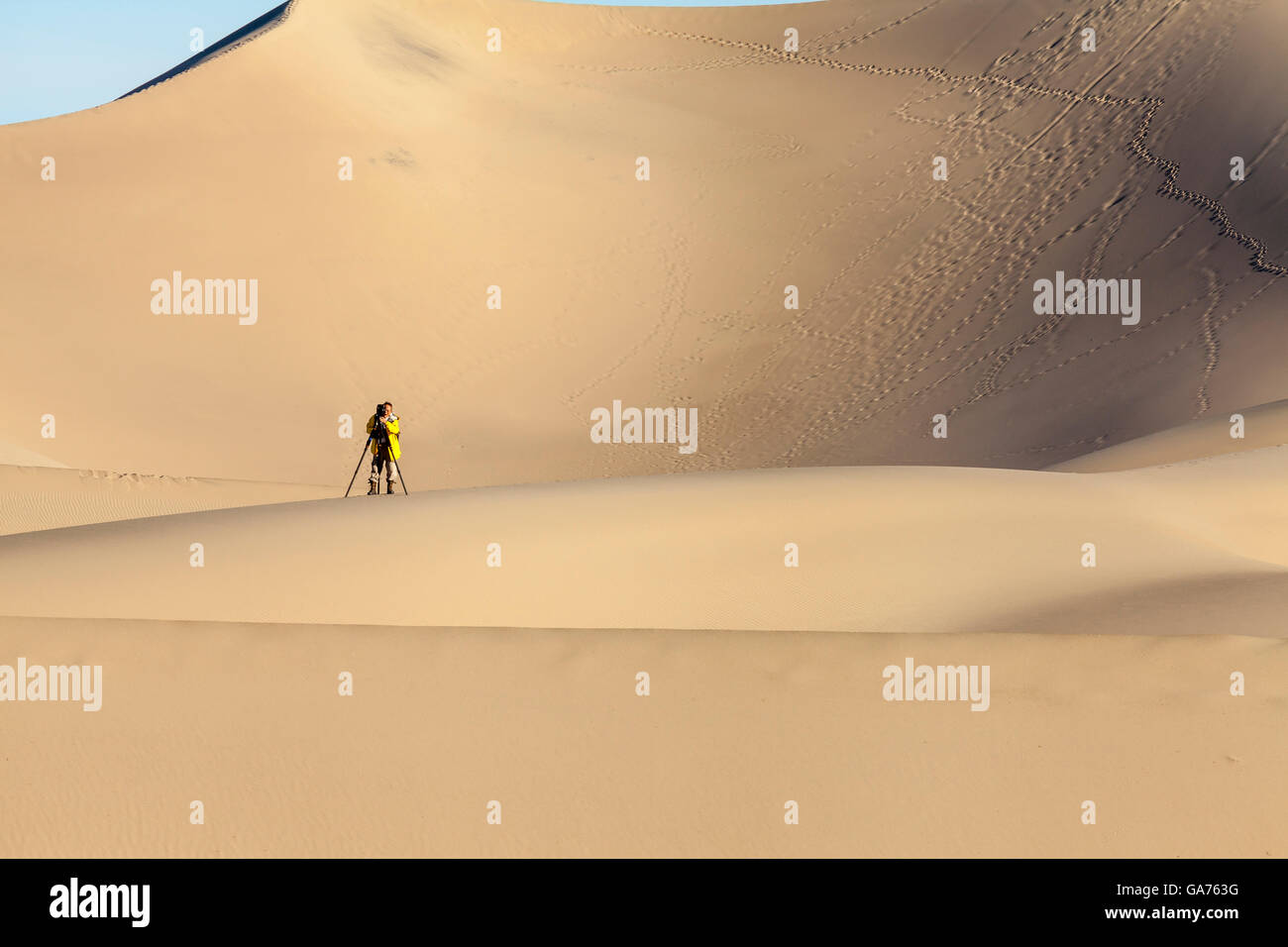 Fotografen, die Bilder von den Mesquite Sand Dunes in Death Valley Nationalpark, Kalifornien, USA Stockfoto