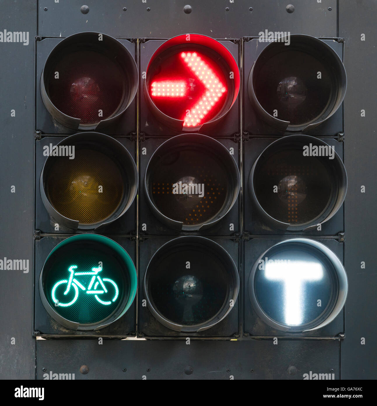 Ampeln für Fahrräder, Autos und Straßenbahnen Stockfoto