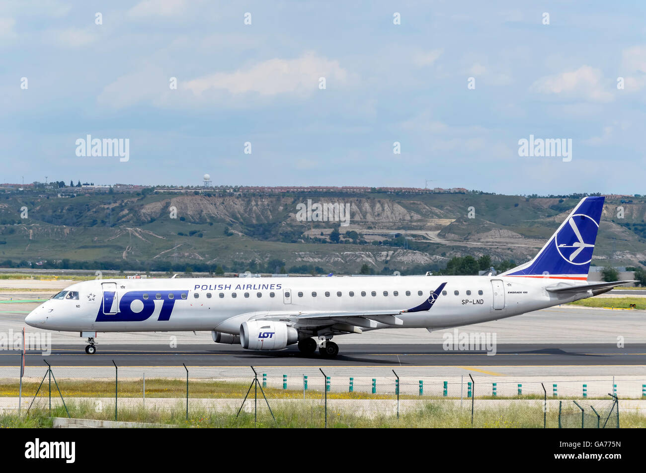 Flugzeug - Embraer 195 - der - viel - Airline, Richtung Start-und Landebahn des Flughafens Madrid-Barajas, bereit zum abheben Stockfoto