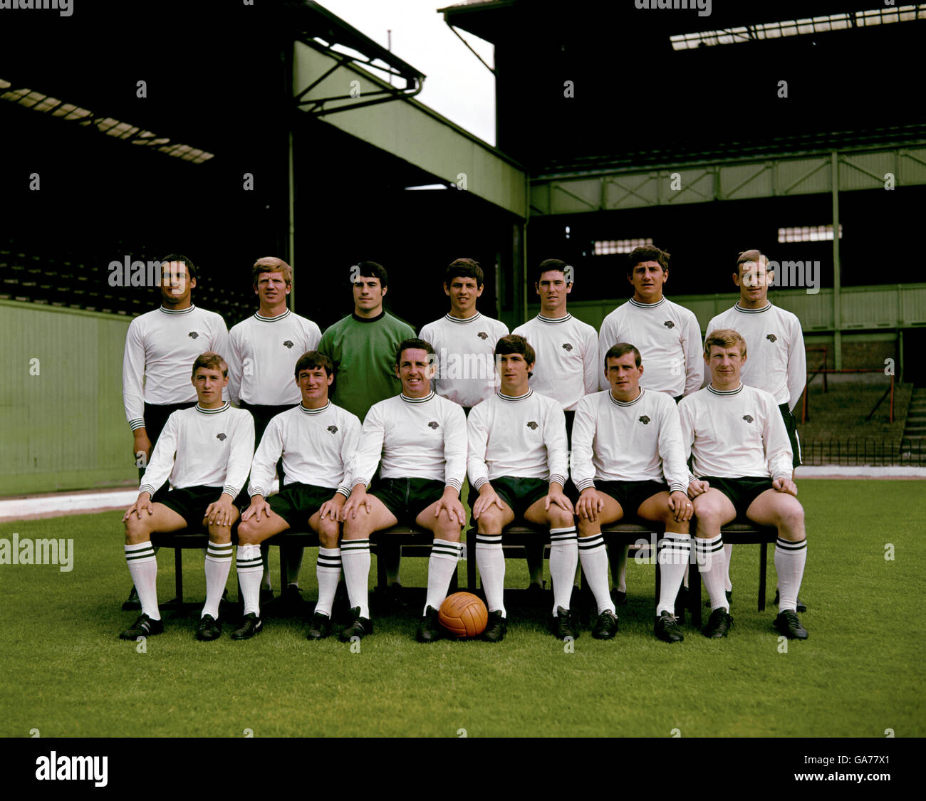 Derby County Football Squad. Hintere Reihe: f. Wignall, A. Durban, L. Green, R. Webster, J. Robson, Roy McFarland, J. Walker Front Row: R. Brooks, W. Carlin, Dave McKay, K. Hector, J. O'Hare, H. Hinton Stockfoto