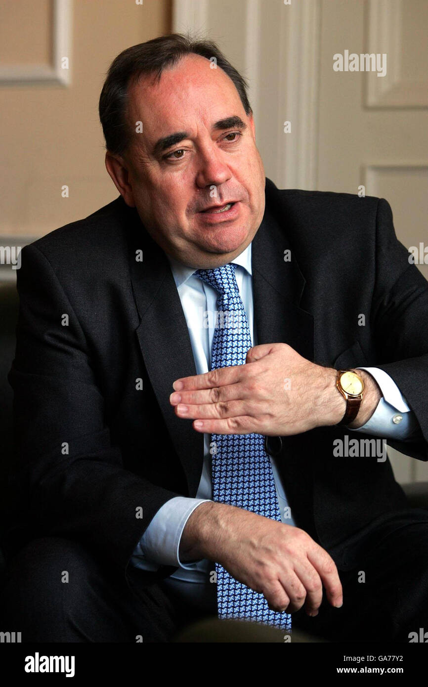 Schottlands erster Minister Alex Salmond in seinem Büro in Whitehall, London. Stockfoto
