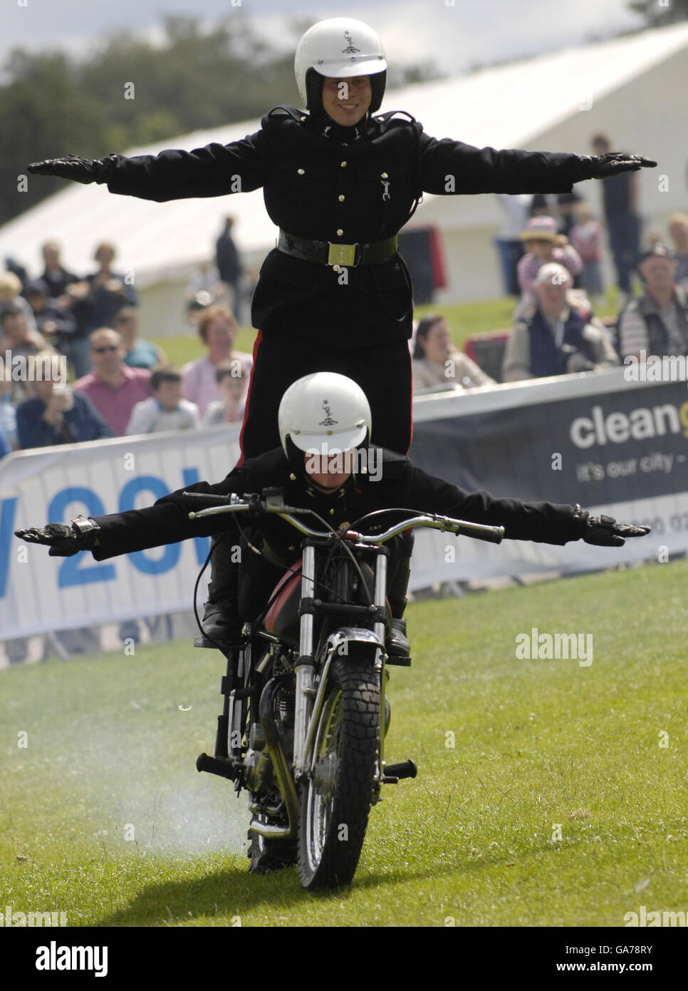 Die Royal Signals White Helmets treten während der Glasgow Show 2007 auf. Stockfoto