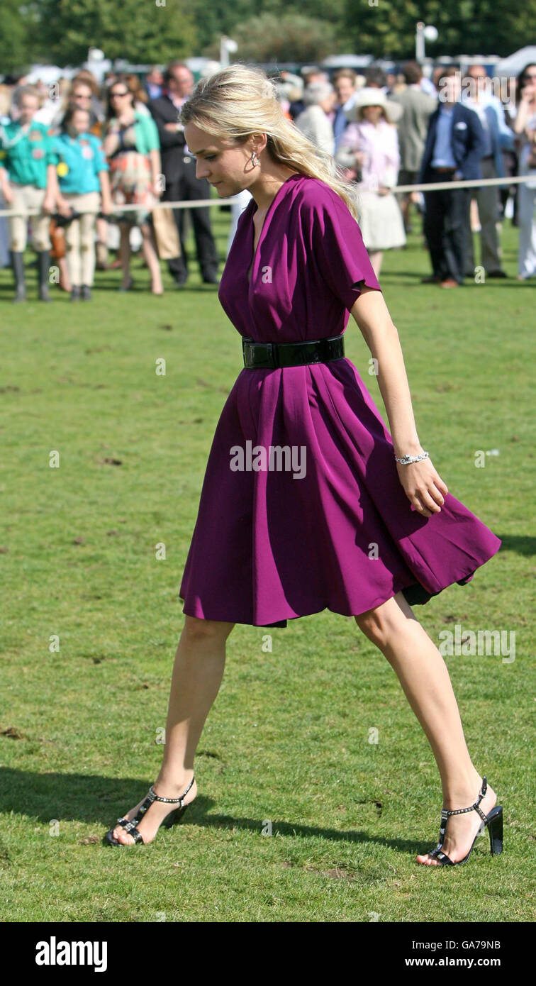 Cartier International Polo. Die deutsche Schauspielerin Diane Kruger schiebt zur Halbzeit beim Guards Polo in der Nähe von Windsor in die Divots. Stockfoto