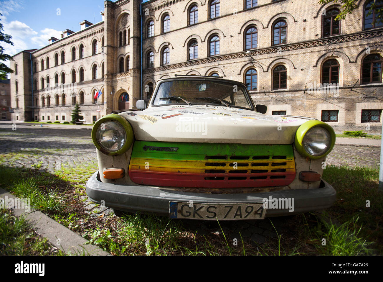 Ein Regenbogen farbige Trabant in den Vororten von Danzig. Trabis waren einst beliebte und günstige kommunistischen Autos in Danzig, Polen Stockfoto