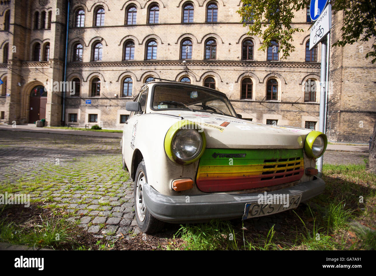 Ein Regenbogen farbige Trabant in den Vororten von Danzig. Trabis waren einst beliebte und günstige kommunistischen Autos in Danzig, Polen Stockfoto