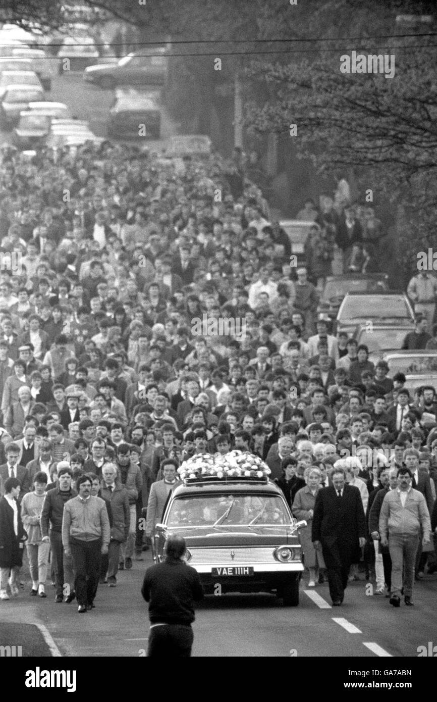 Trauernde in Dungannon folgen dem Leichenwagen, der den Leichnam von Patrick Kelly, 30, von seinem Trauergottesdienst zu einem Dorfkirchenhof trägt. Kelly war einer der acht IRA-Schützlinge, die von verdeckten Mitgliedern der britischen Armee bei einem Schuß- und Bombenangriff auf die Loughgall Royal Ulster Constabulary-Basis erschossen wurden. Stockfoto