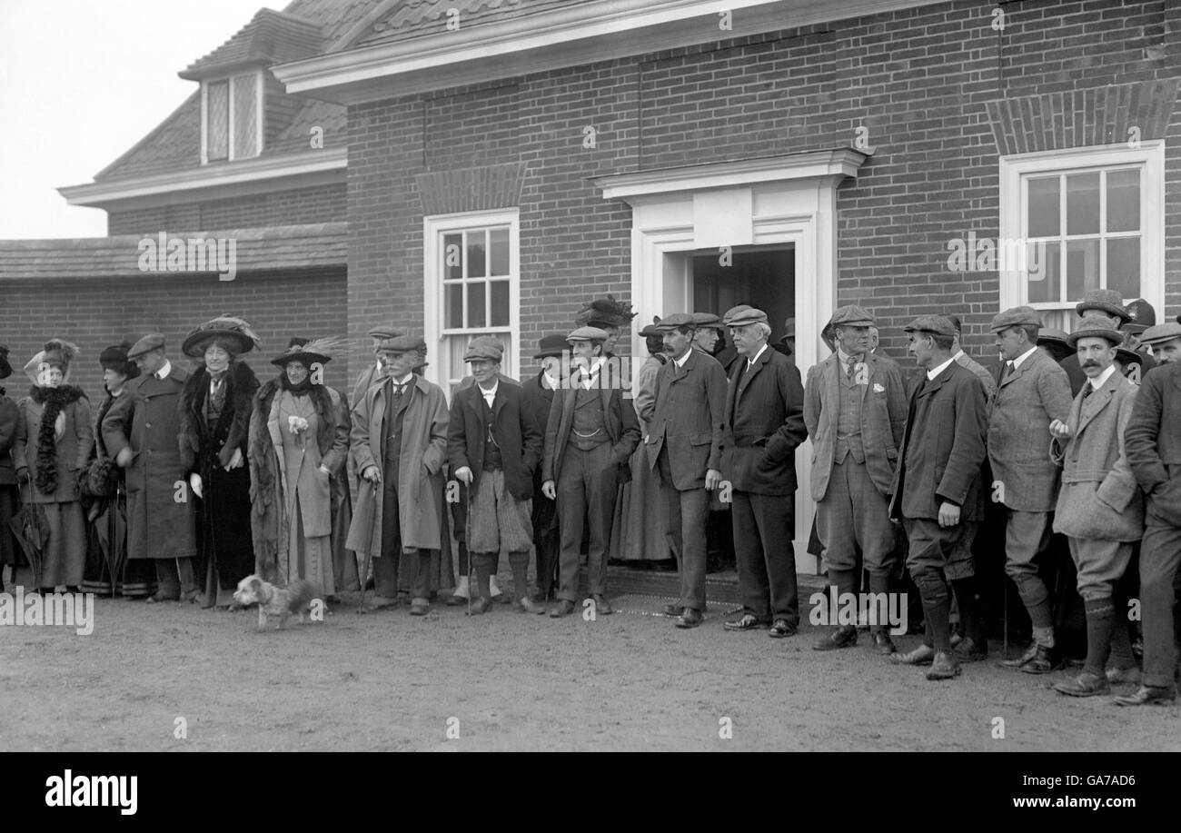 Golf In Knebworth. Arthur Balfour öffnet die Golfverbindungen von Knebworth. Stockfoto