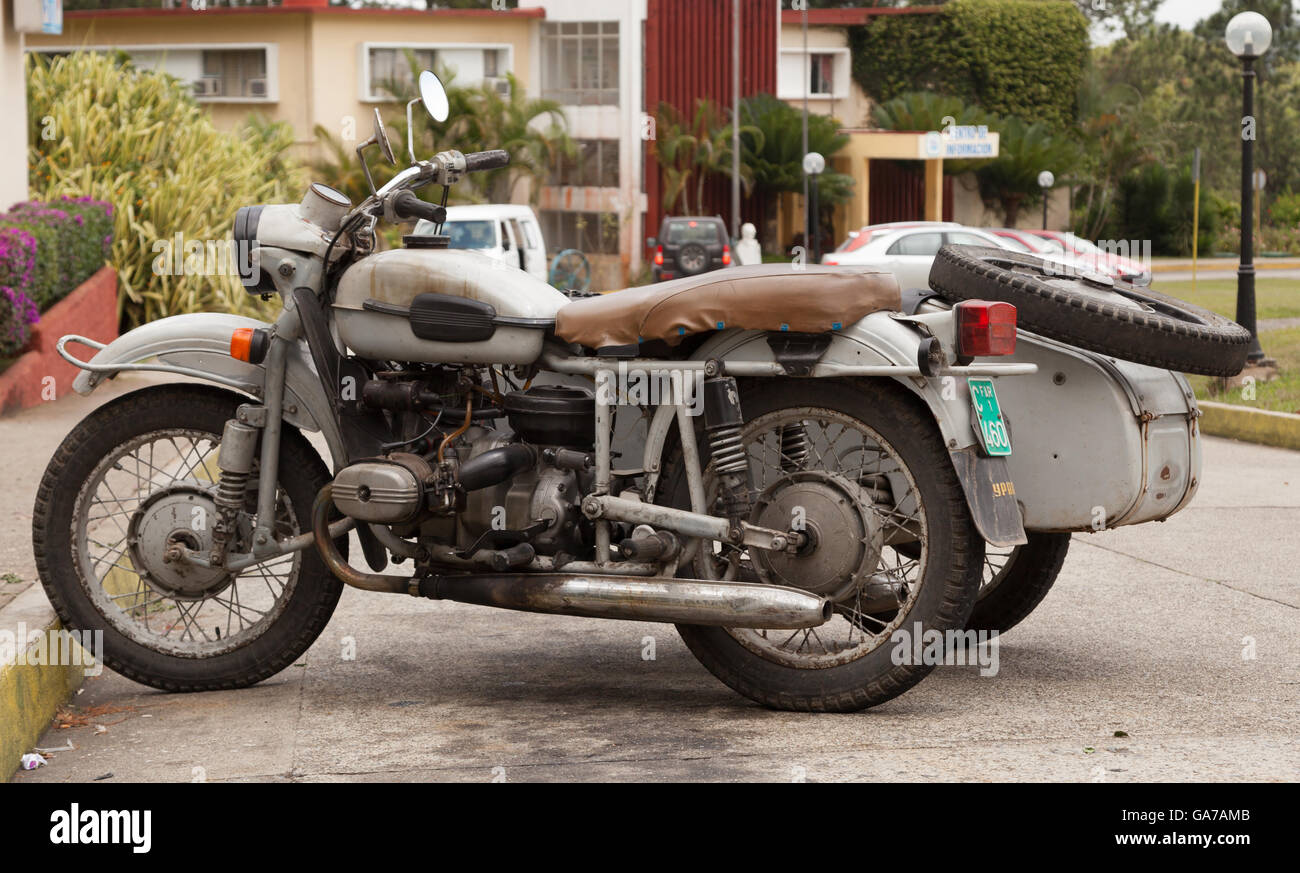 Alte russische Motorrad mit Beiwagen für den täglichen Gebrauch in Kuba Stockfoto