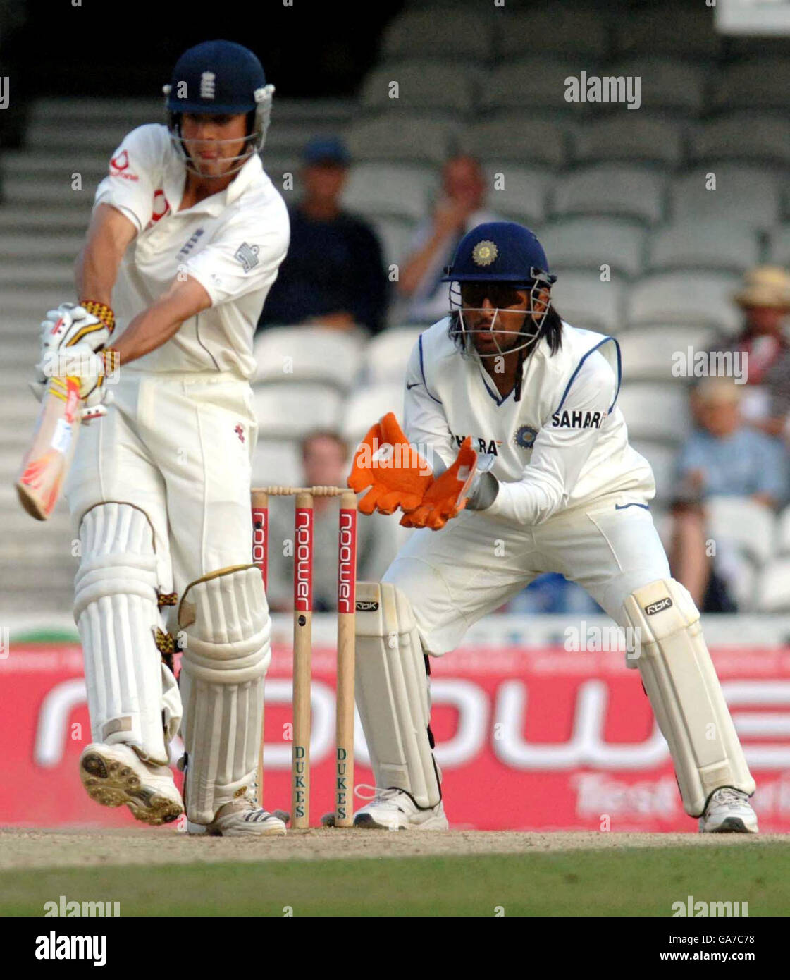 Der englische Alastair Cook schlägt am vierten Tag des dritten Testspieles im Brit Oval, Kennington, London, beim Bowling des indischen Sachin Tandulkar aus. Stockfoto