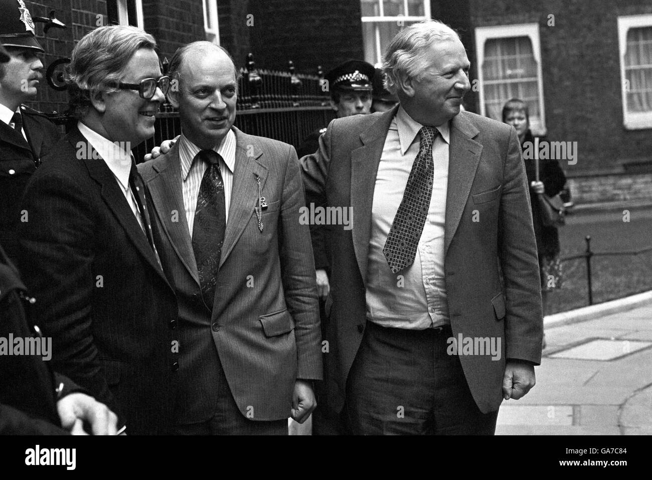 Der Schatzkanzler Sir Geoffrey Howe (links) und John Biffen, Chief Secretary of the Treasury and Employment Secretary James Prior (rechts), bei der Ankunft in der Downing Street Nr. 10 heute Nachmittag, als sich Frau Thatchers Kabinett zum ersten Mal traf. Stockfoto