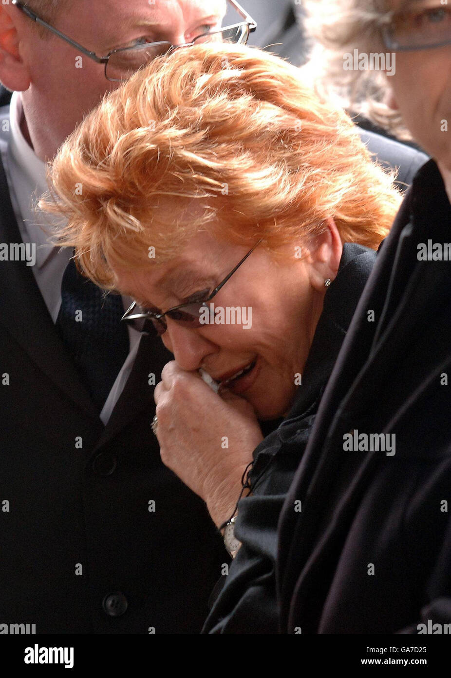 Mike Reids Witwe Shirley kommt zur Beerdigung ihres verstorbenen Mannes in der Little Easton Church in Essex. Stockfoto