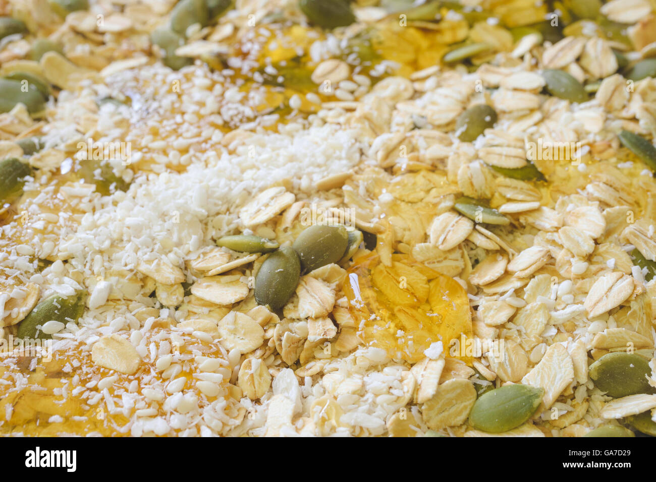 Müsli oder Getreide Kochen Hintergrund. Haferflocken, Bio-Saatgut, Chip Kokosnuss und Honig. Selektiven Fokus Stockfoto