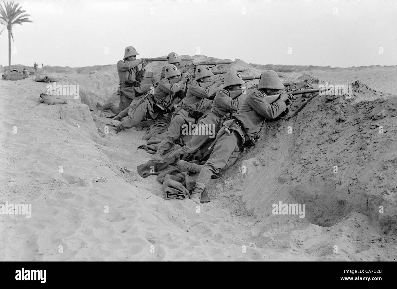 Italo-Türkischer Krieg. Italienische Truppen feuern aus den Schützengräben. Stockfoto