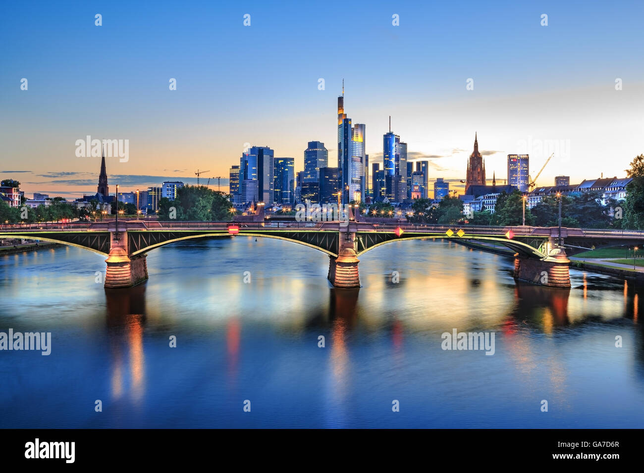 Blick über den Main und die Stadt Frankfurt am Main, Deutschland Stockfoto