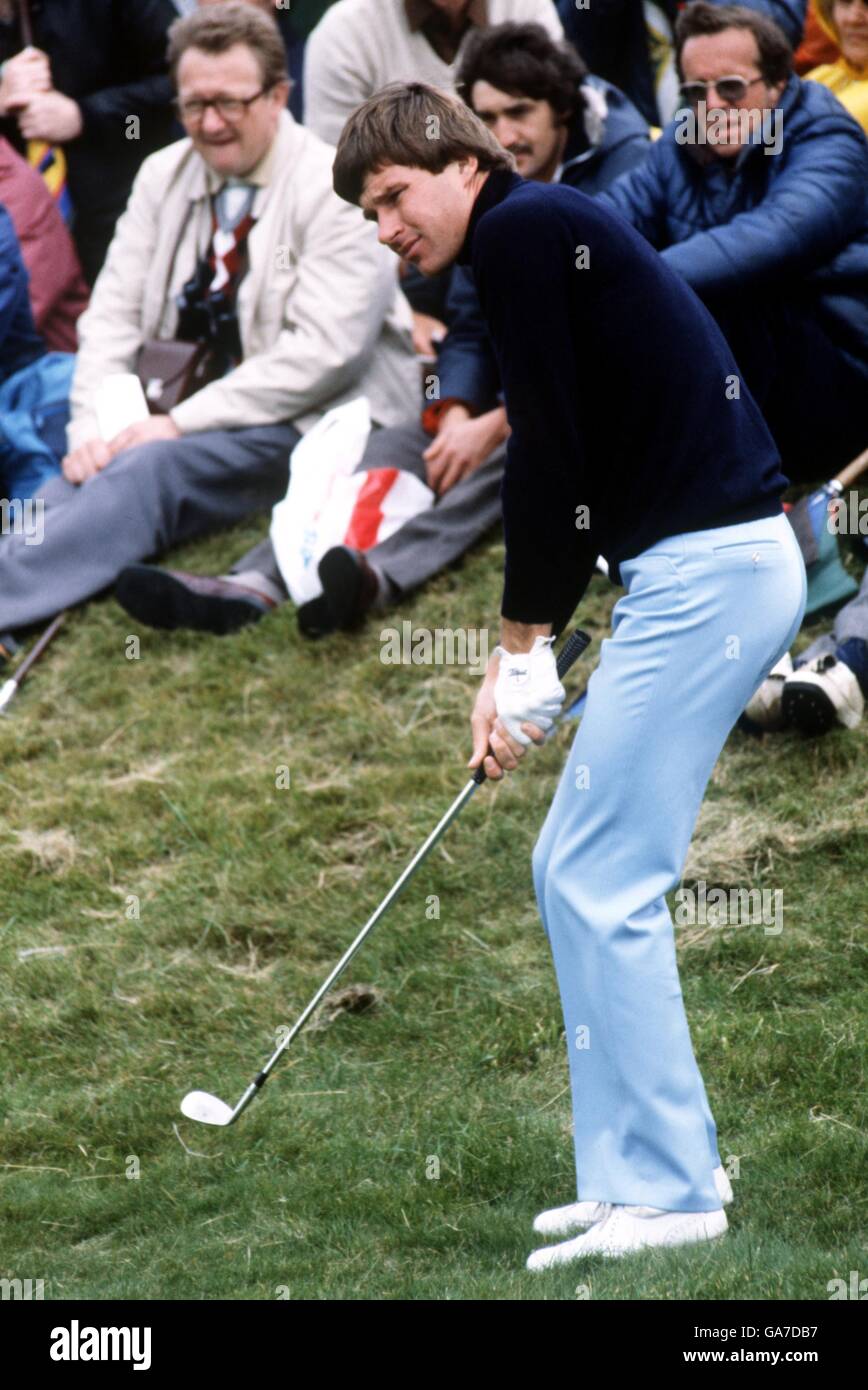 Golf - The Open Championship - Royal Troon. Nick Faldo Chips aus dem grünen Bereich Stockfoto