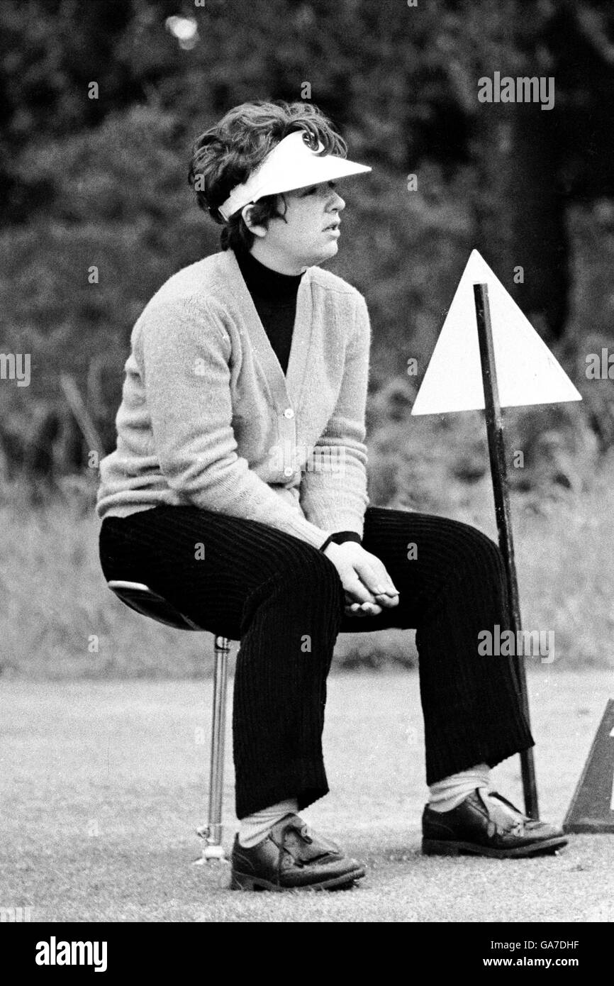 Frauen Golf, Hovis Turnier. Catherine Lacoste wartet auf ihre Reihe Stockfoto