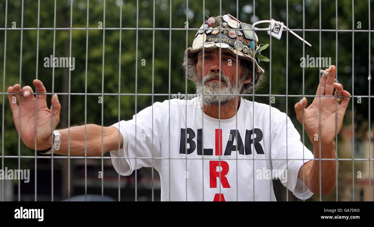 Der Friedensaktivistin Brian Haw, nachdem Briefe an Camper ausgegeben wurden, in denen sie aufgefordert wurden, den Parliament Square zu verlassen, nachdem behauptet wurde, sie hätten „die Marke überschritten“. Stockfoto