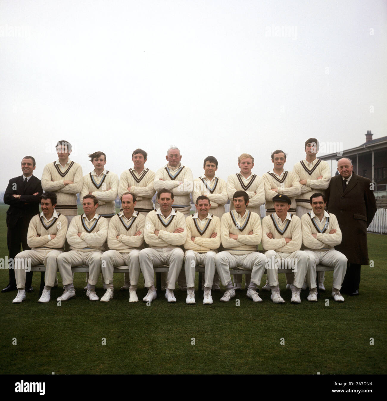 Derbyshhire County Cricket Club Back Row: Fred Allen (Trainer), Mike Hendrick, Peter Gibbs, Philip Russell, Dennis Smith (Coach), John Harvey, Fred Swarbrook, Chris Marks, Alan Ward, Gilbert Ryde Front Row: Bob Taylor (Wicket Keeper), Ian Hill, Ian Buxton, Derek Morgan (Capt), Edwin Smith, Mike Page, Peter Eyre, David Smith Stockfoto