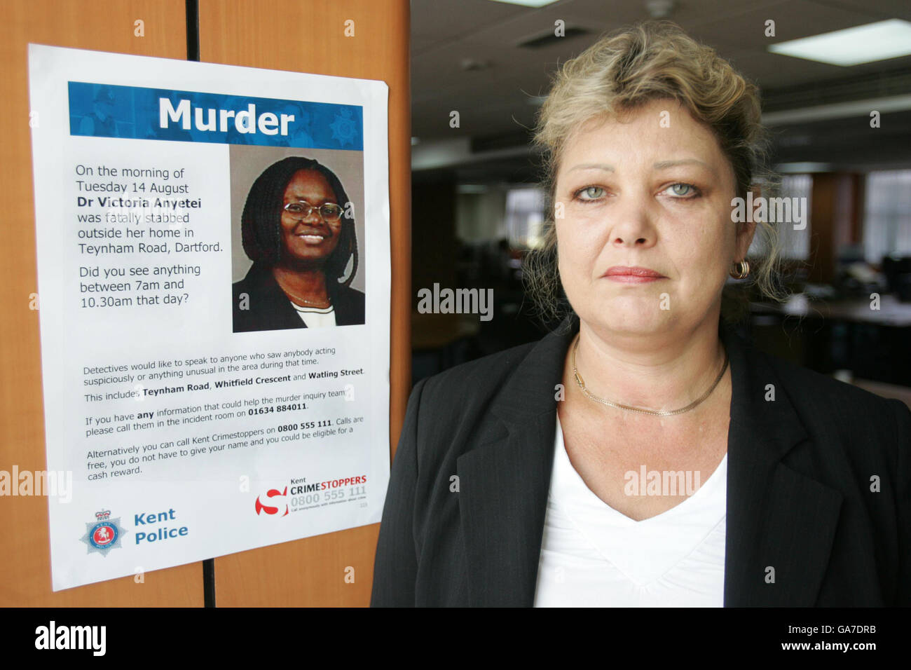 Entschlossenes Hauptkommissarin Anne Brittain vor dem Zwischenfallraum der Chatham Polizeistation, wo die Jagd nach dem Mörder von Doctor Victoria Anyetei stattfindet. Stockfoto