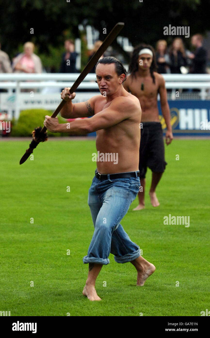 Pferderennen - Big Night Down Under - Sandown Park. Aufführung des Maori Haka Stockfoto