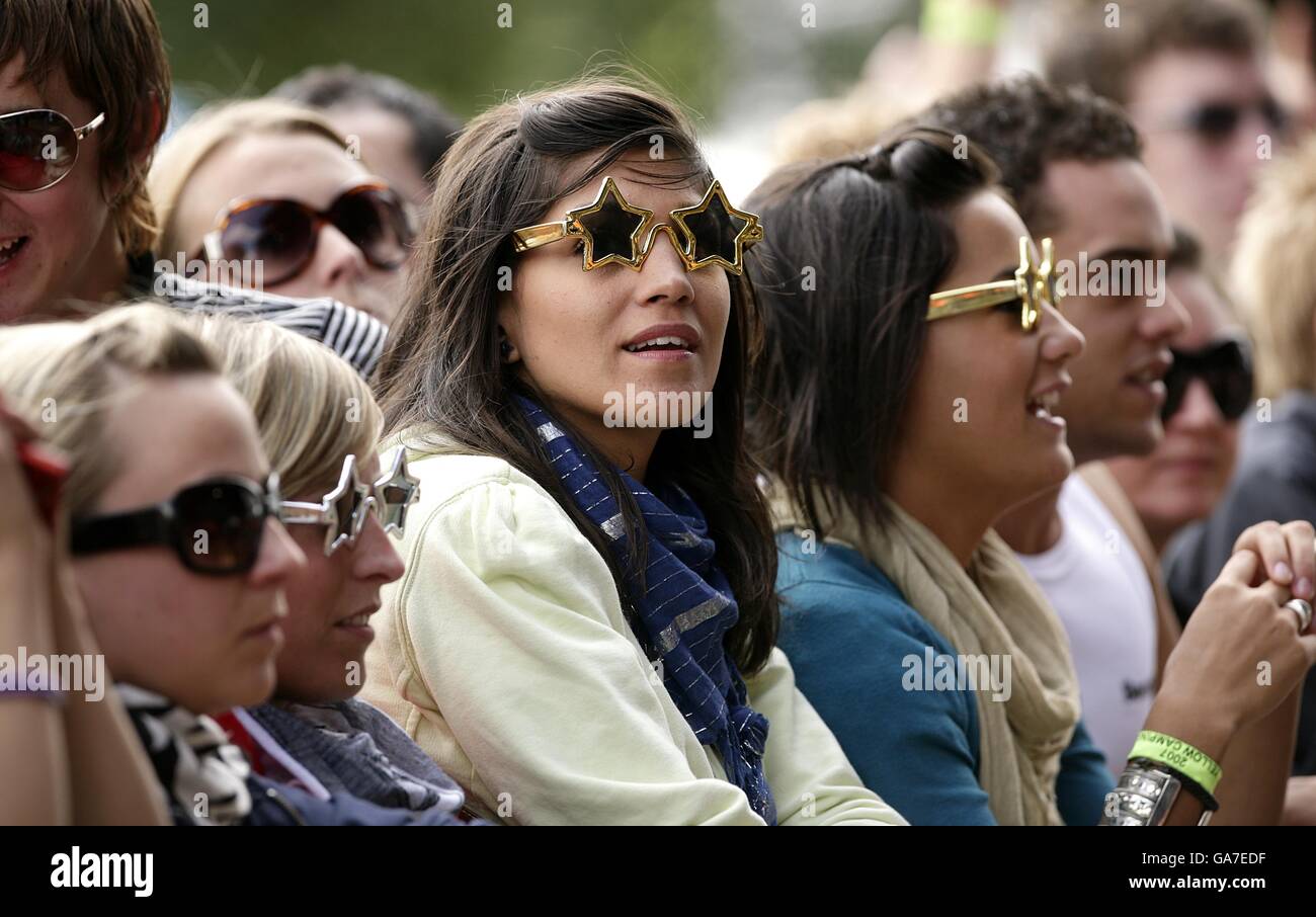 V Festival 2007. Ein Fan trägt beim V Festival im Hylands Park in Chelmsford, Essex, eine novellige Brille. Stockfoto