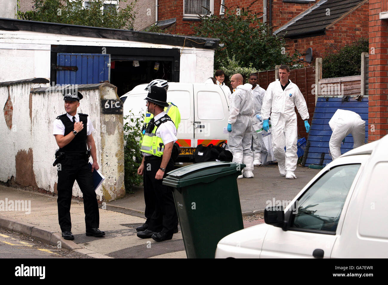 Die Polizei von Warwickshire durchsucht nach Verhaftungen im Fall des Mordes an Hells Angel Gerry Tobin Räumlichkeiten in Warwick St. Coventry. Stockfoto