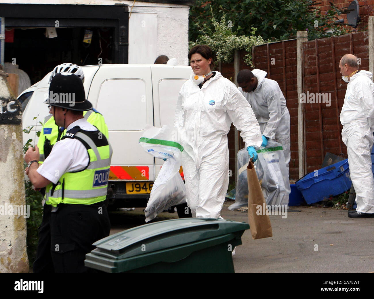 Die Polizei von Warwickshire durchsucht nach Verhaftungen im Fall des Mordes an Hells Angel Gerry Tobin Räumlichkeiten in Warwick St. Coventry. Stockfoto