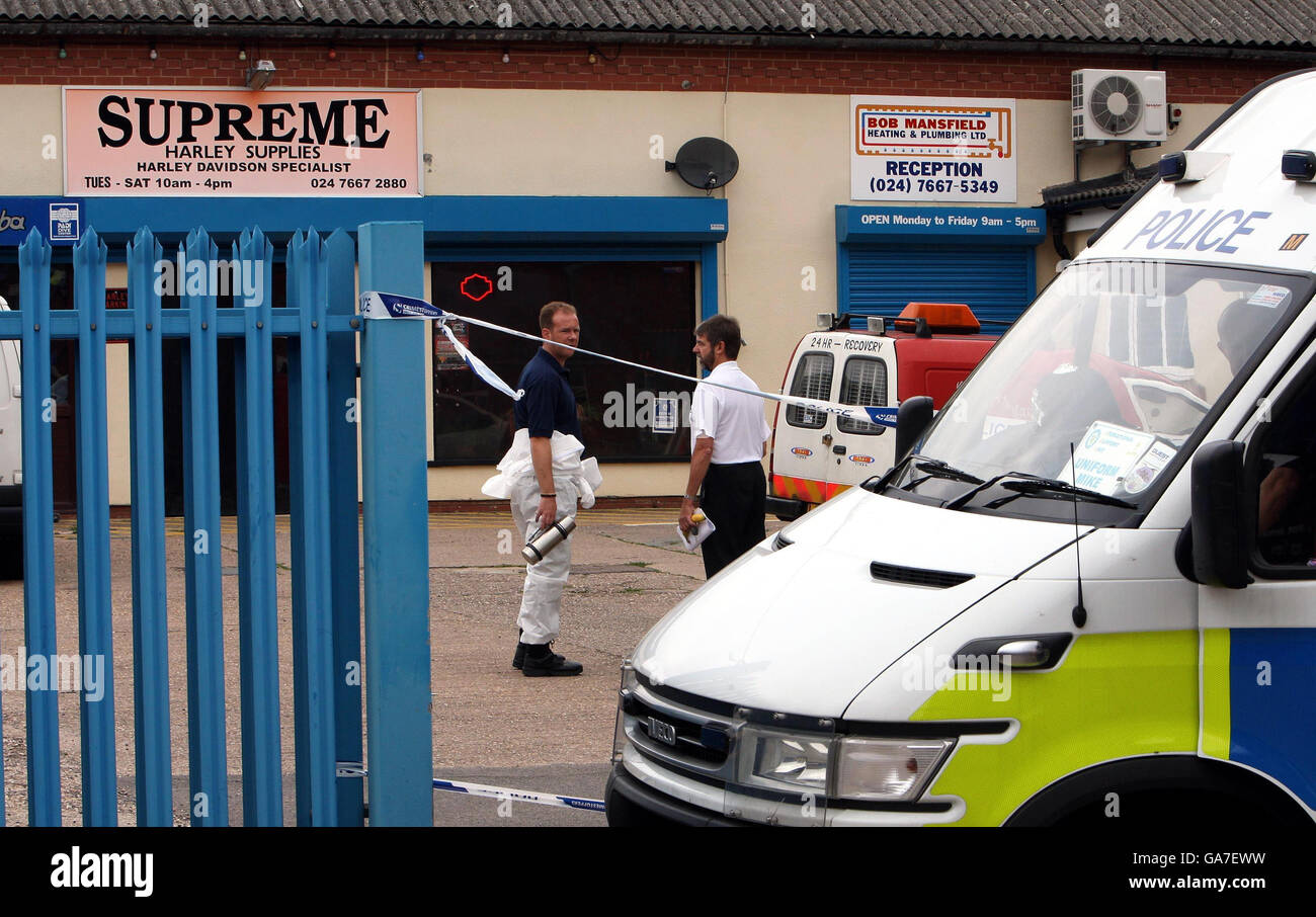 Die Polizei von Warwickshire durchsucht nach Verhaftungen im Fall des Mordes an Hells Angel Gerry Tobin Räumlichkeiten in Warwick St. Coventry. Stockfoto