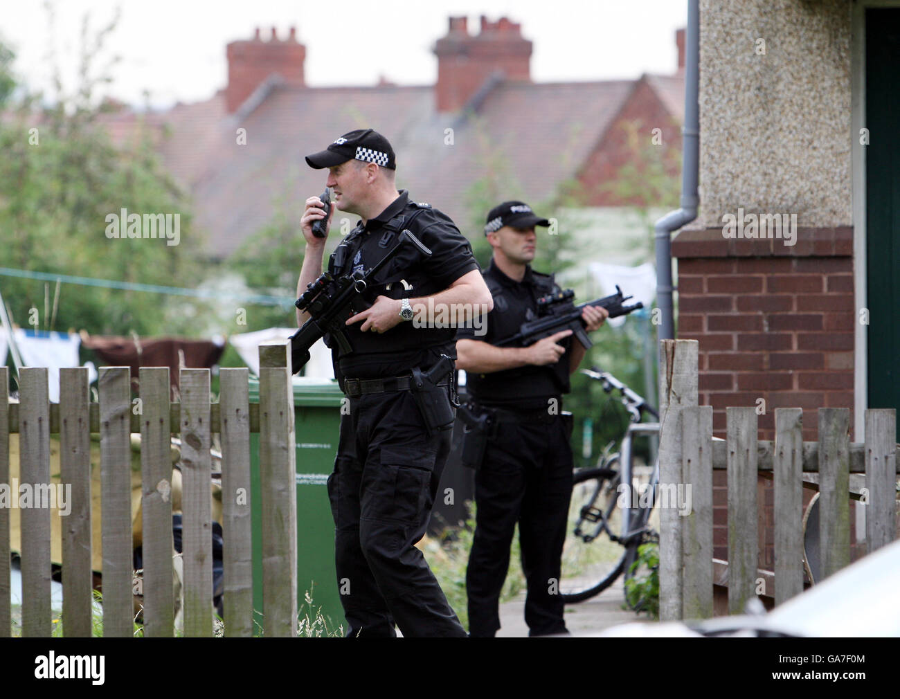 Die Warwickshire Police bewacht ein Haus in Vernon's Lane, Nuneaton, nach Verhaftungen im Fall des Mordes an Hells Angel Gerry Tobin. Stockfoto