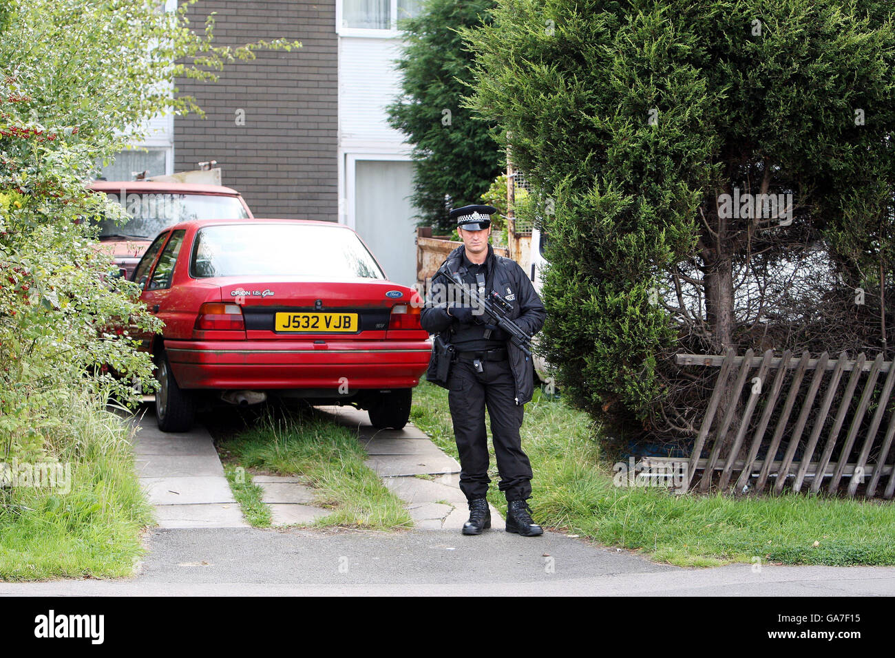 Ein Warwickshire Polizeibeamter bewacht ein Haus in Doncaster Close, Wykencroft, Coventry, nach Verhaftungen im Fall des Mordes an Hells Angel Gerry Tobin. Stockfoto