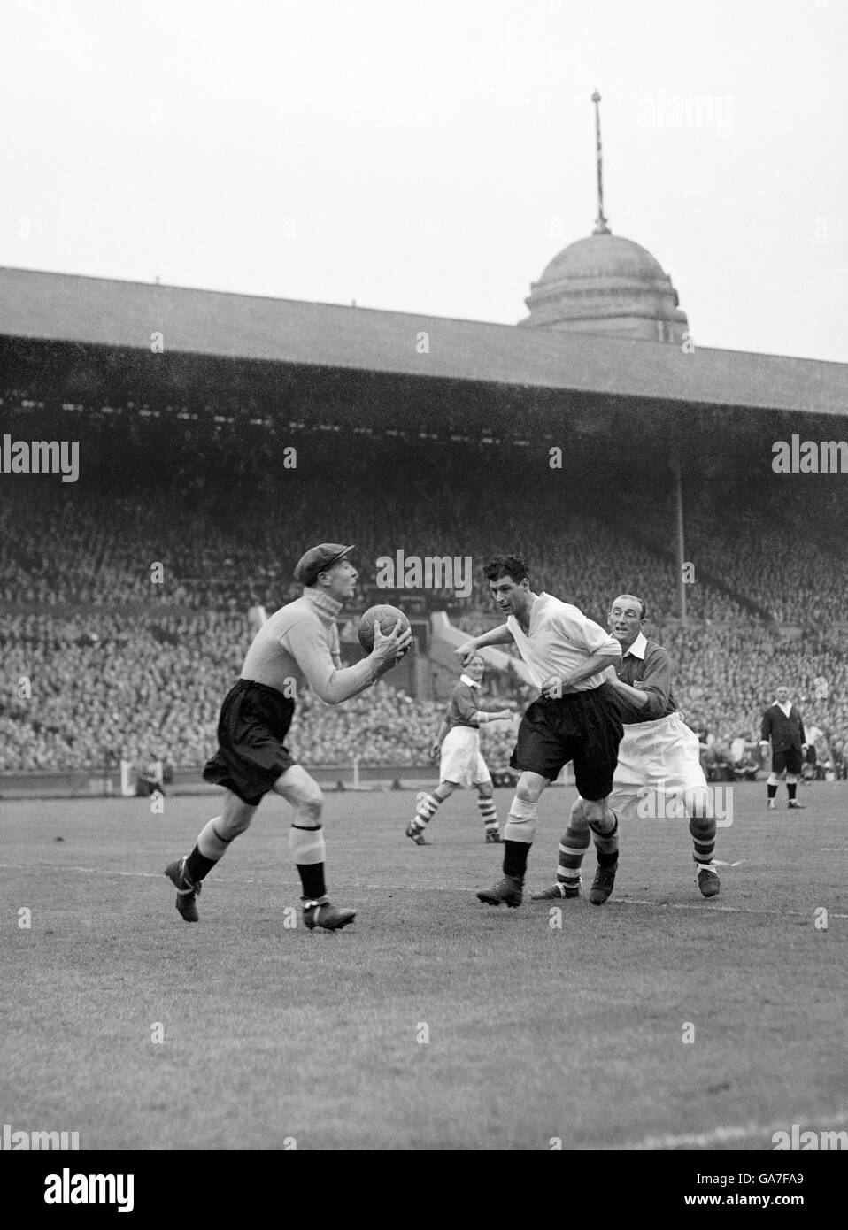 VIC Woodley, Derby-Torwart, läuft aus, um zu retten, während John (Jack) Howe Charltons Robert „Sailor“ Brown (rechts) abhält. Stockfoto