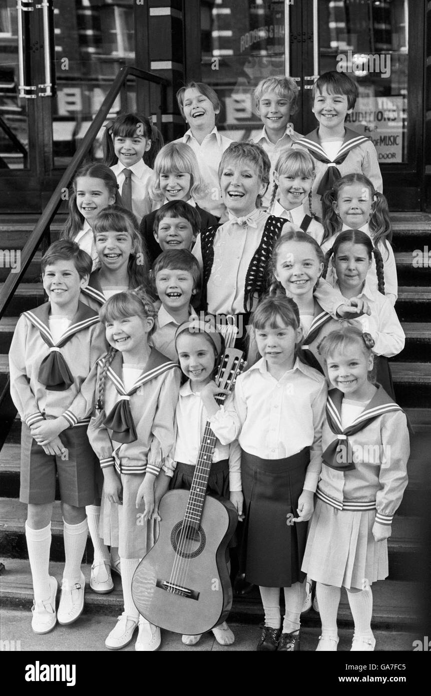 Petula Clark, (c) umgeben von den Kindern, die neben ihr in der Bühnenproduktion von "The Sound of Music" auftreten würden, die im Victoria Apollo Theatre, London, eröffnet wurde. Stockfoto