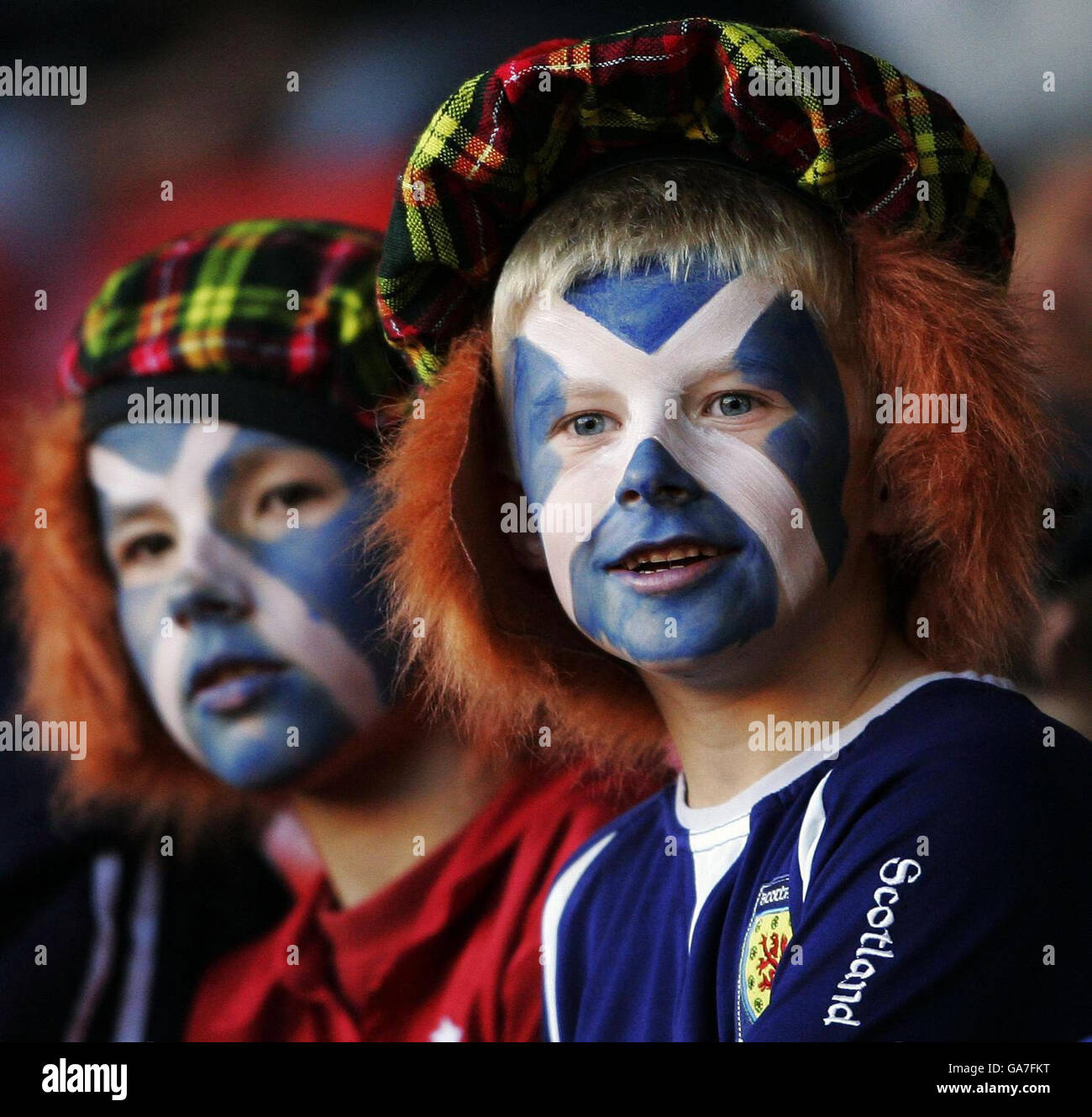 Junge Schottland-Fans vor der Internationalen Freundschaftstadio gegen Südafrika im Pittodrie Stadium, Aberdeen. Stockfoto