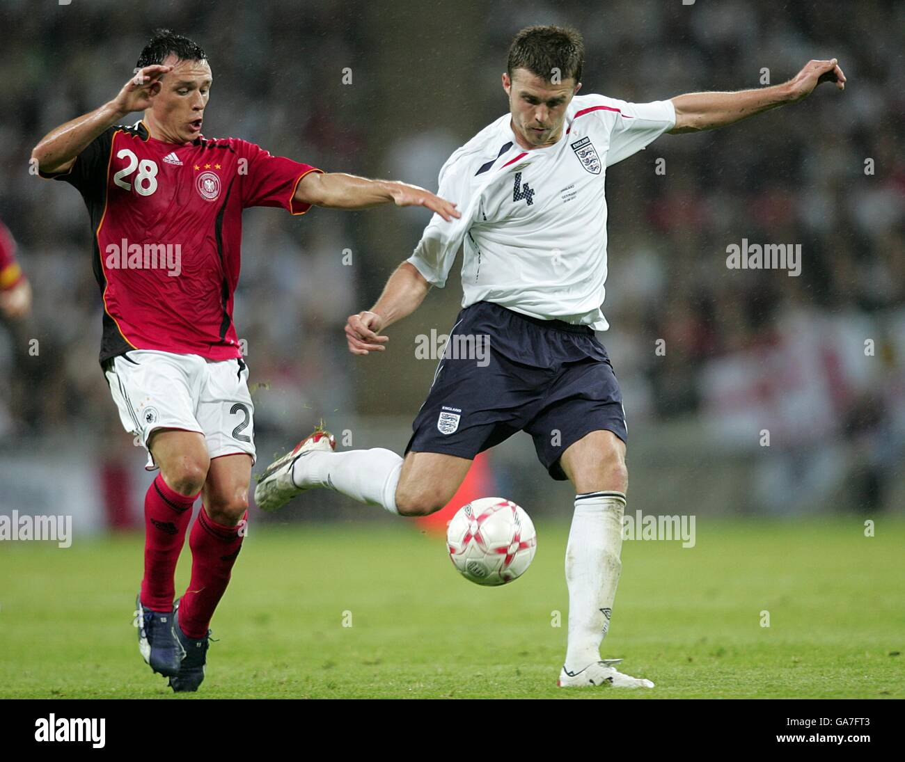 Fußball - International freundlich - England gegen Deutschland - Wembley Stadium. Michael Carrick, England, und Piotr Trochowski, Deutschland, kämpfen um den Ball Stockfoto