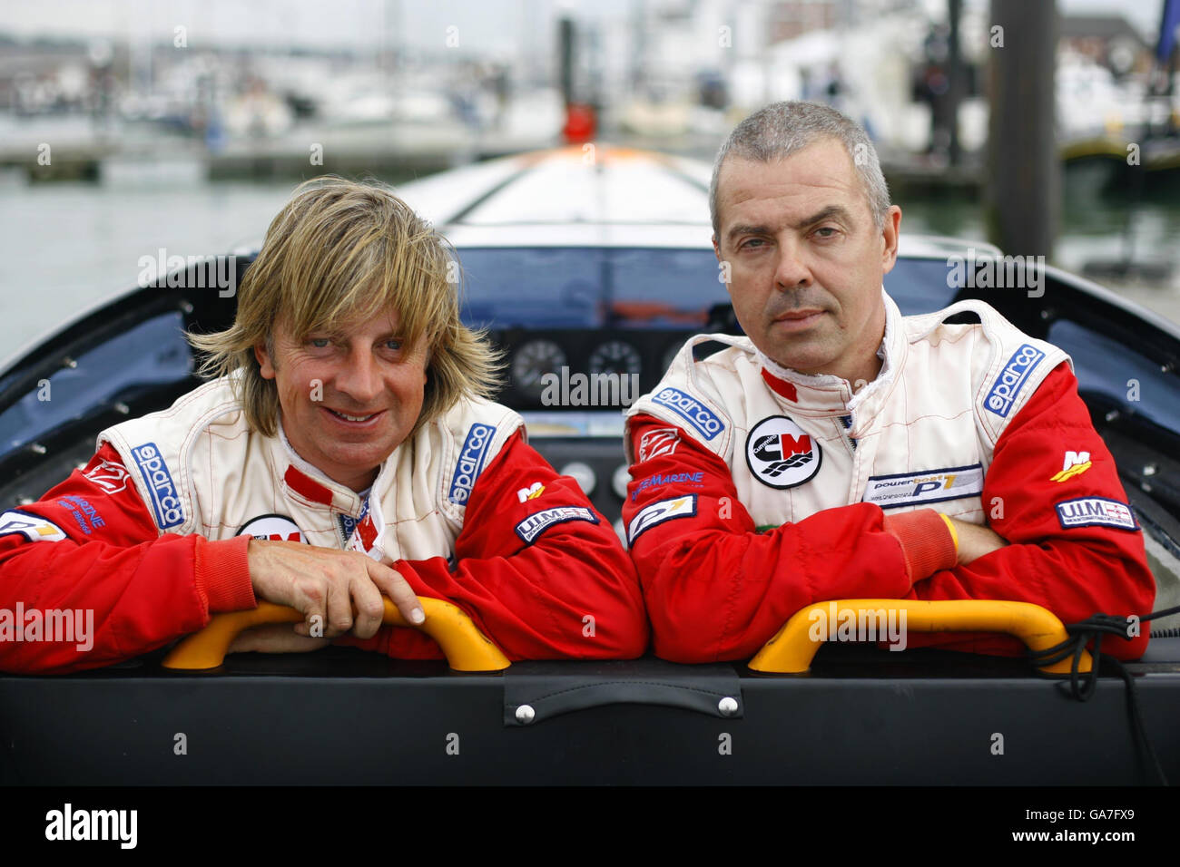 Foto. Drew Langdon (links) an Bord seines P1-Motorbootes Buzzi Bullet III mit seinem Co-Piloten Jan Falkowski auf dem Solent am 23/08/2007 vor dem britischen Grand Prix of the Sea. Die Veranstaltung ist Teil der P1 Powerboat Weltmeisterschaft. Stockfoto