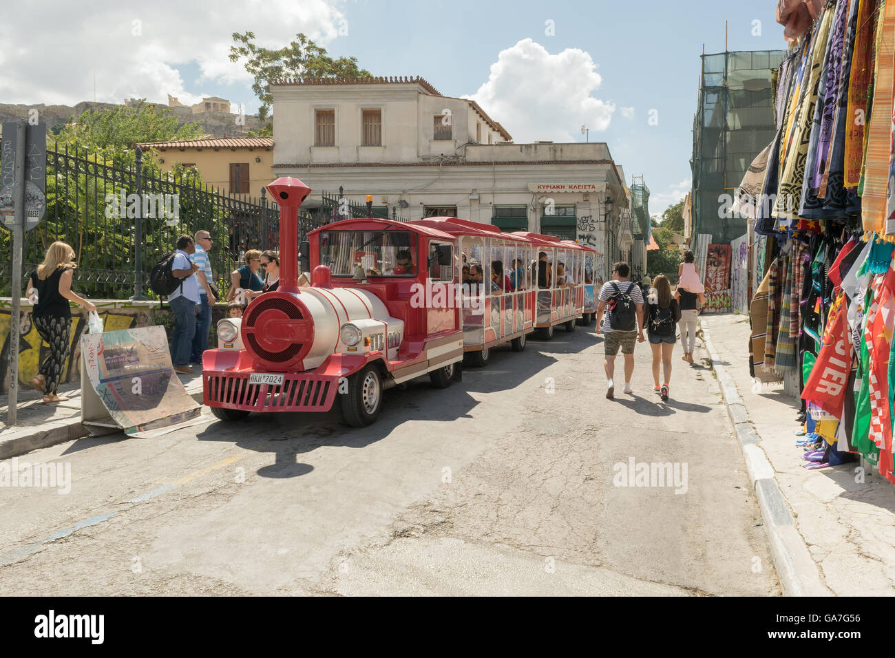 Athen, Griechenland 13. September 2015. Happy Train in Monastiraki Straße ist bereit für eine Stadtbesichtigung. Stockfoto