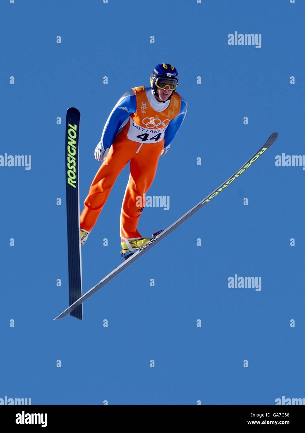 Olympische Winterspiele - Salt Lake City 2002 - Skispringen - individuell K120. Der Schweizer Andreas Kuettel im Flug auf der K120-Schanze Stockfoto