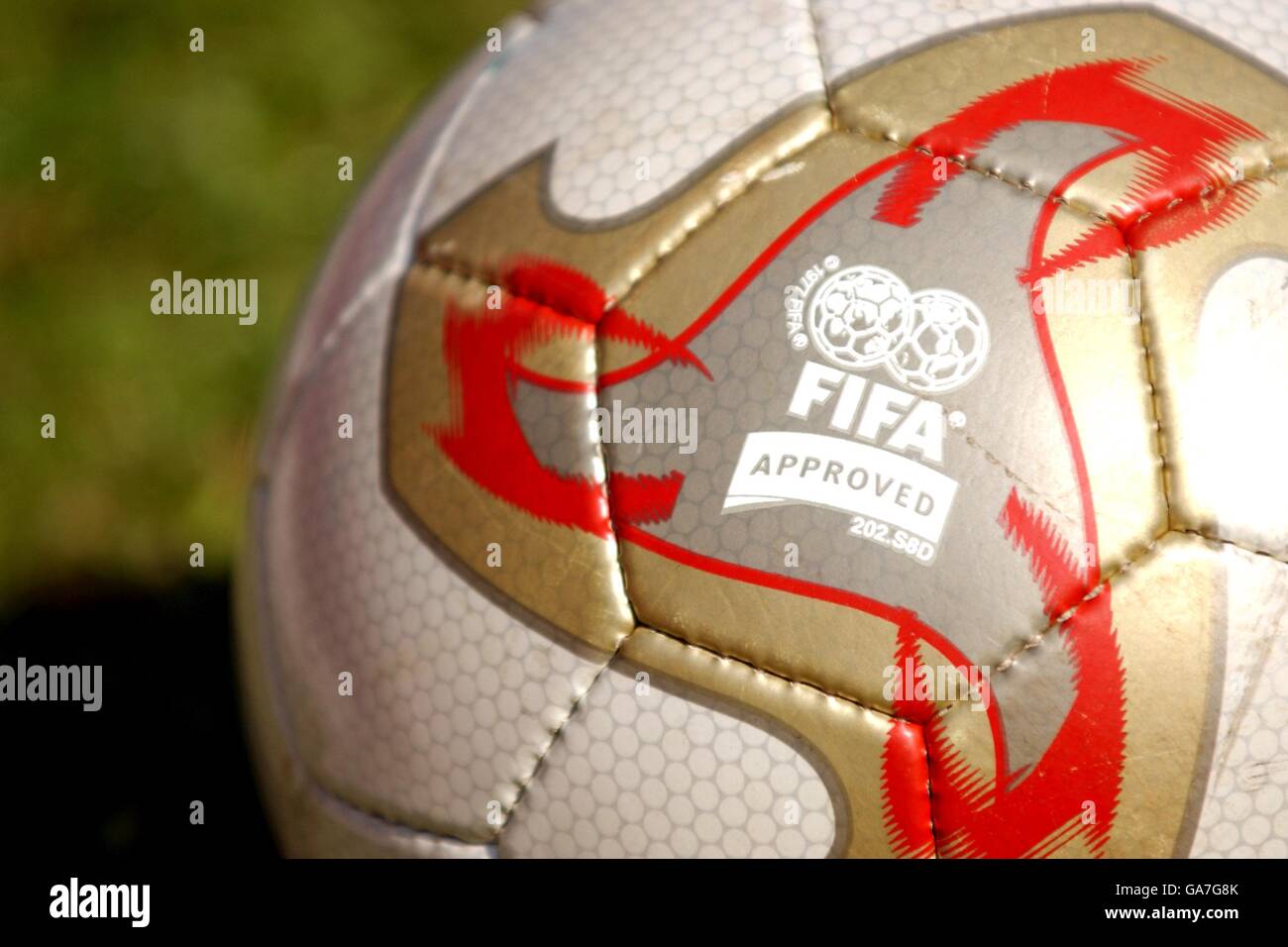 Fußball - Carlsberg Cup - China Training. Der Fevernova Adidas Ball, der offizielle Ball für die FIFA WM Korea/Japan 2002 Stockfoto