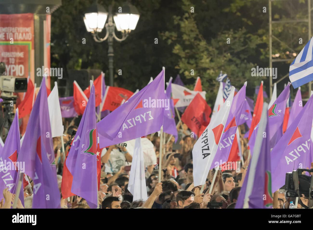 Athen, 18. September 2015. Fans schwenkten ihre Fahnen in der letzten öffentlichen Rede von Alexis Tsipras vor den Wahlen. Stockfoto