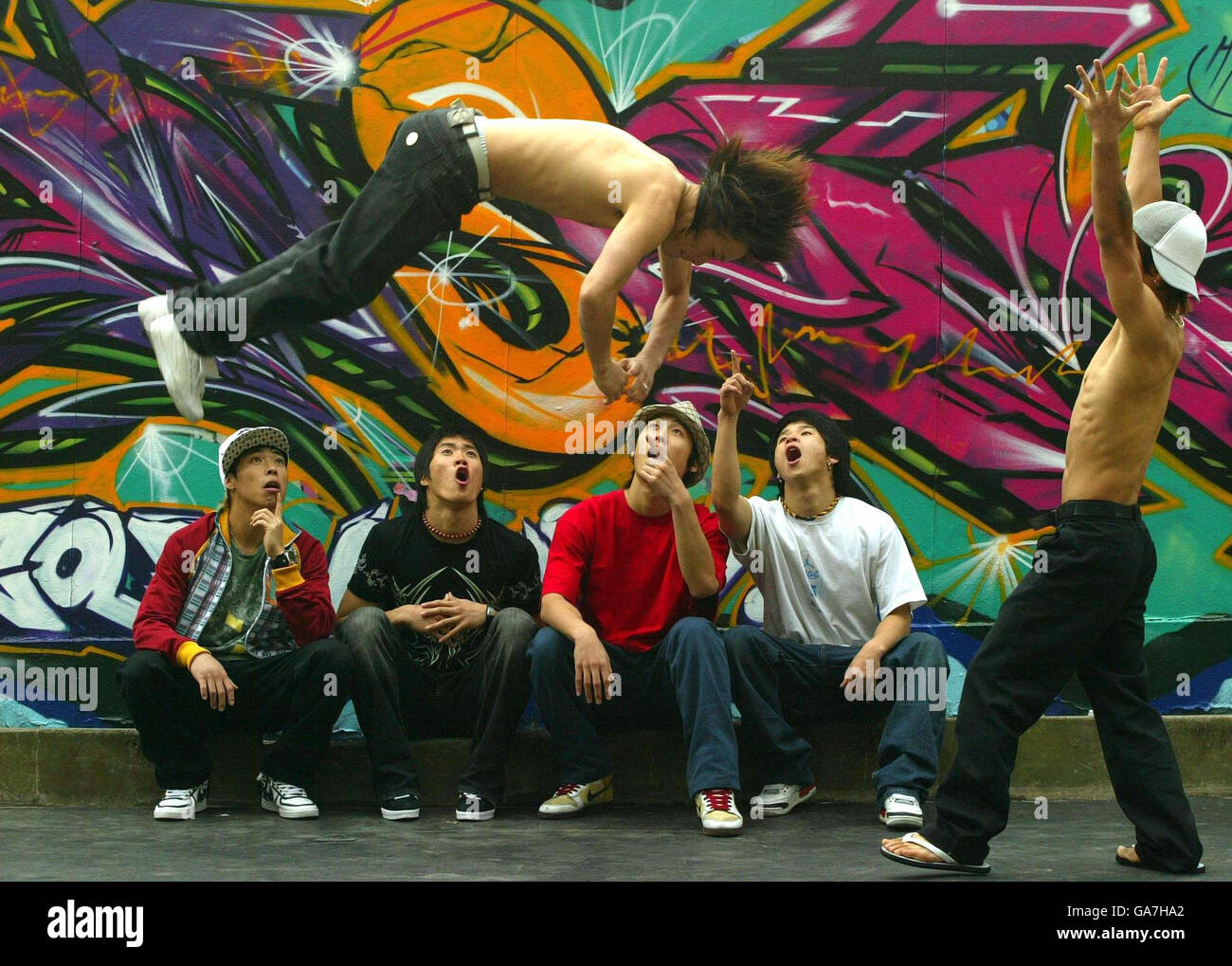 Maximum Crew aus Korea spielen einen Teil ihrer Show auf den Straßen von Edinburgh, bevor sie ihre Produktion von Street Dance beim Fringe Festival in der Assembly Hall starten. Stockfoto
