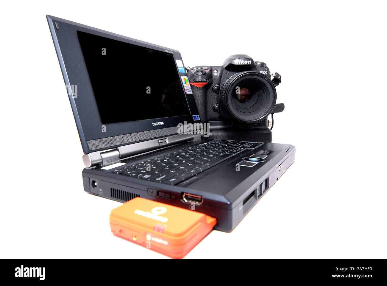 Ein Toshiba Libretto Laptop mit Nikon D200 digitaler Spiegelreflexkamera Stockfoto