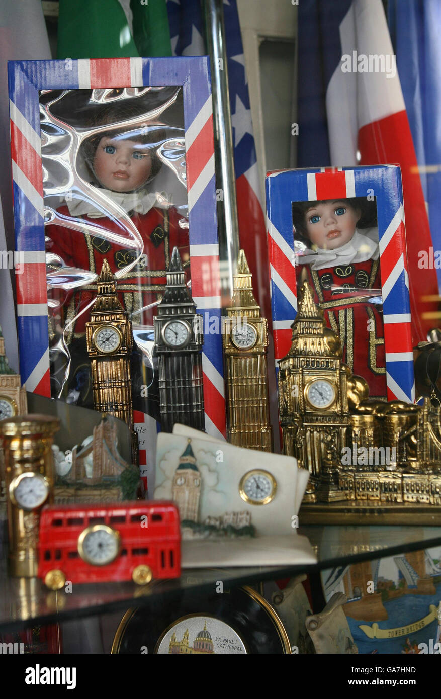 Ansicht britischer Souvenirs, die in einem Souvenirladen in Victoria, im Zentrum von London, verkauft werden. Stockfoto