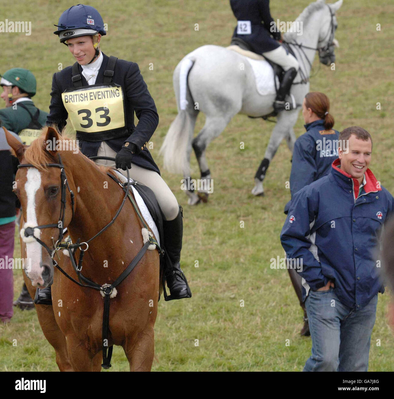 Zara Phillips in Toytown, zusammen mit ihrem Bruder Peter Phillips, bevor sie beim Festival of British Eventing im Gatcombe Park, Gloucestershire, im Springreiten teilnahm. Stockfoto