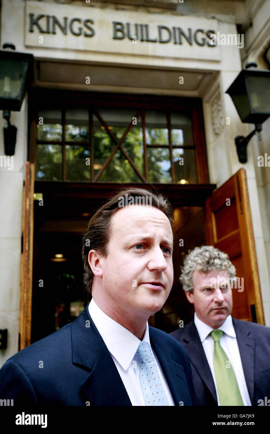 (Von links nach rechts) der konservative Führer David Cameron und der Schattenumweltminister Peter Ainsworth sprechen vor den Kings Buildings in Westminster, im Zentrum von London, mit den Medien. Stockfoto