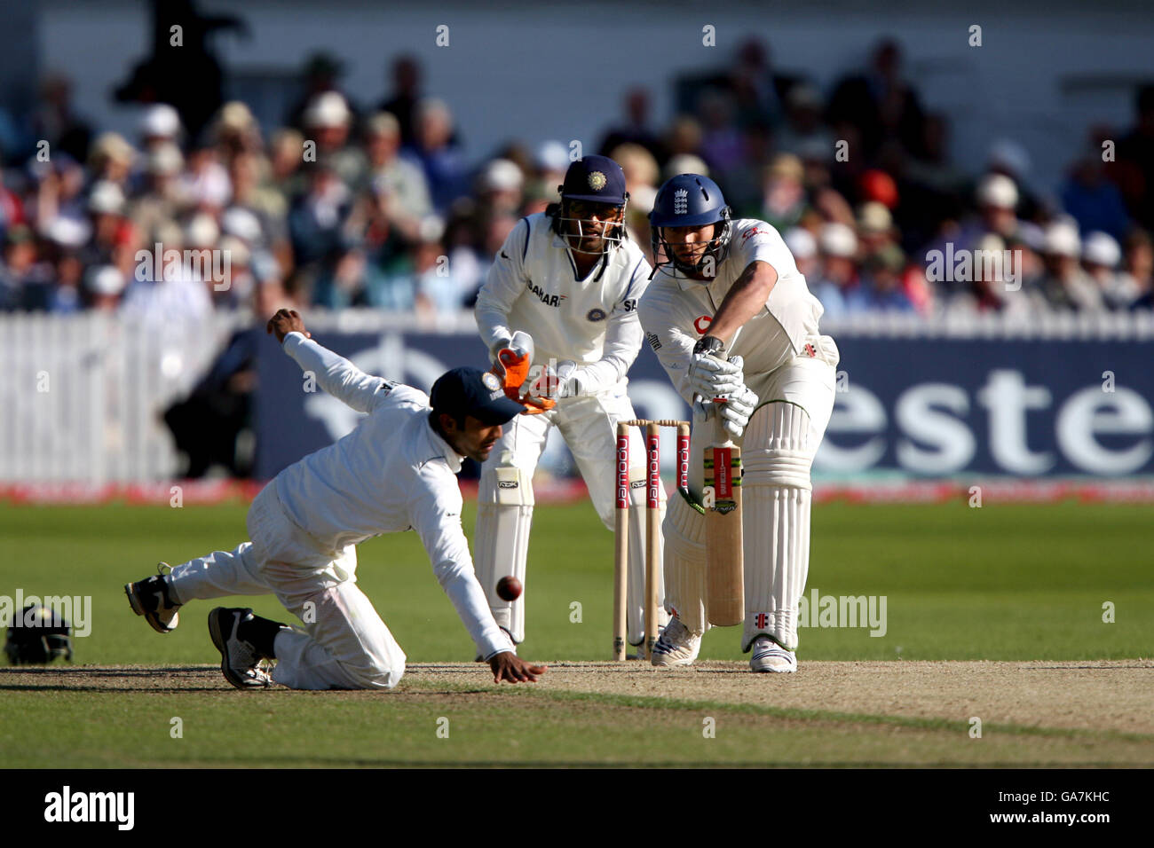 Cricket - npower Second Test - England gegen Indien - Tag vier - Trent Bridge. Der englische Chris Tremlett (r) in Aktion wird von dem indischen Wicketkeeper Mahendra Singh Dhoni (c) und Dinesh Karthik (l) beobachtet. Stockfoto