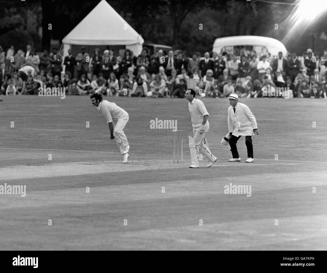 Cricket - Australische Tour durch England - Essex gegen Australier - erster Tag. Dennis Lillee (l) in Australien beim Bowling Stockfoto