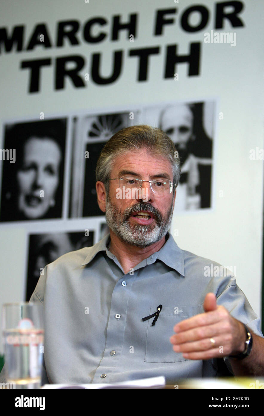 Sinn Fein-Präsident Gerry Adams spricht auf einer Pressekonferenz im Sinn Fein-Hauptquartier in West-Belfast, auf der er eine unabhängige wahrheitskommission forderte, die sich mit der Geschichte der Schwierigkeiten Nordirlands befassen sollte. Stockfoto