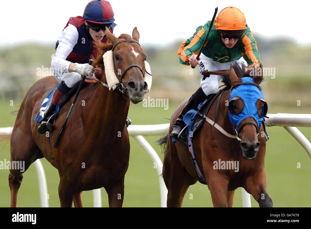 Ein knapper Druck im Ziel als mystifiziert und Paul Hanagan (rechts) schlug Jamie Spencer und Mango Masher, um die besten britischen Rennstrecken auf dem TurfTV Race auf der Catterick Racecourse, Catterick, zu gewinnen. Stockfoto